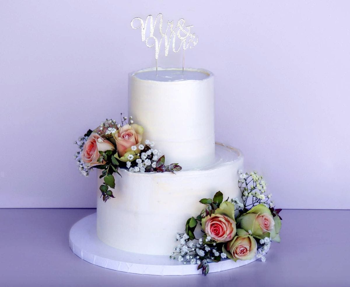 white roses wedding cake 2